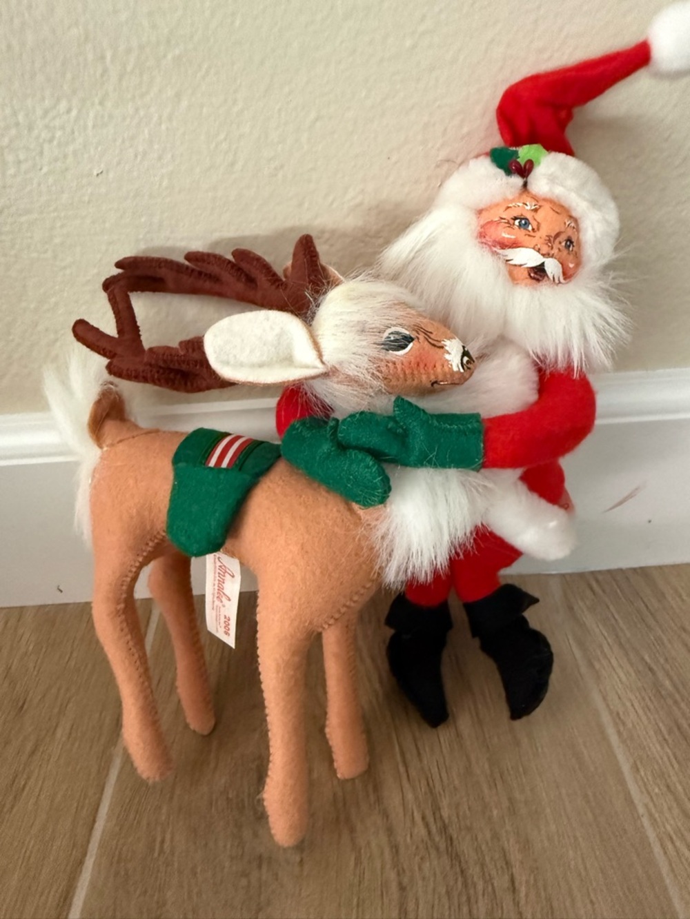 Annalee Dolls 12" Santa Hugging Reindeer  571206 Christmas Claus Felt Fabric '06